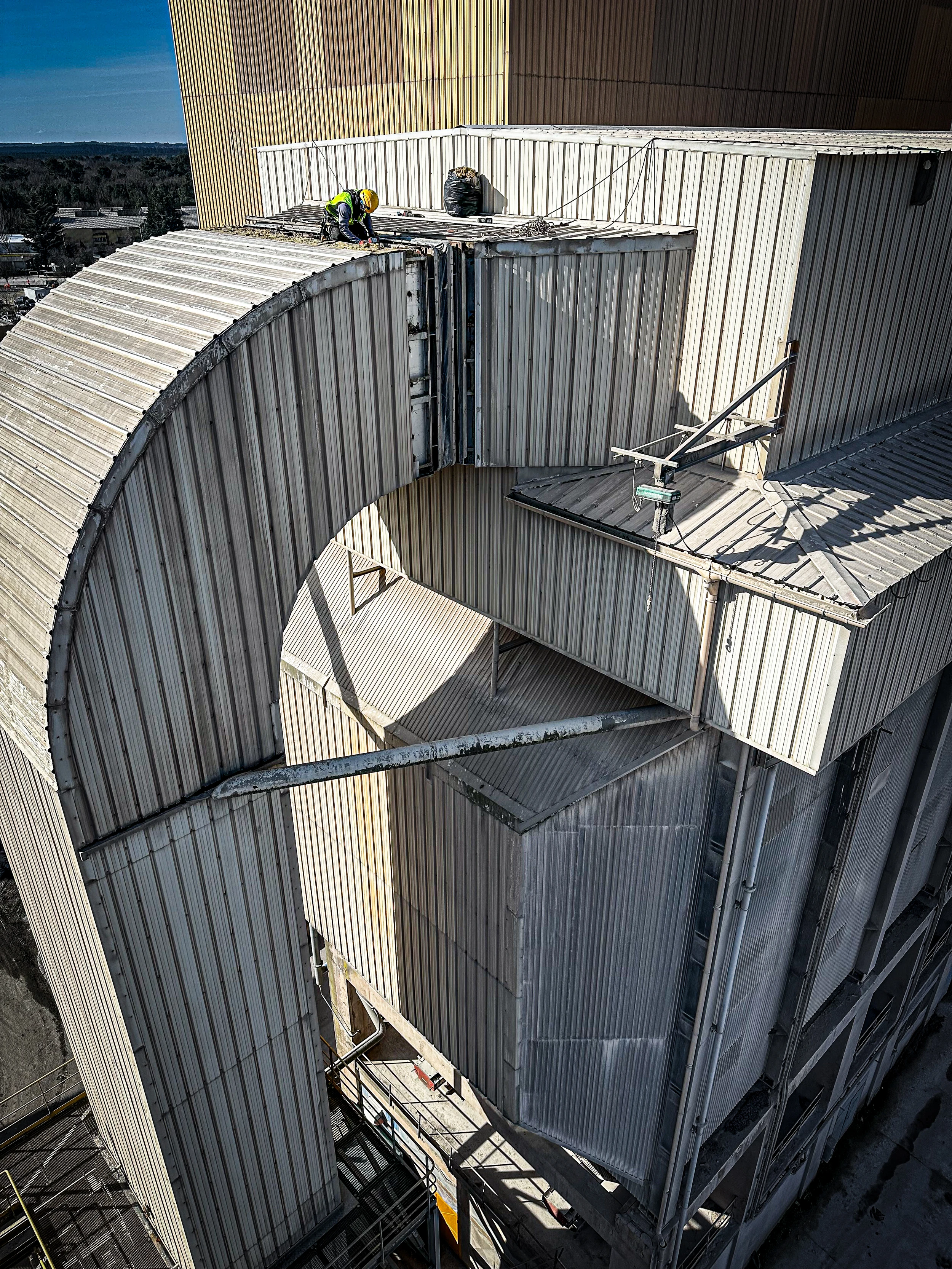 Intervention de cordistes MS Access pour diviser pour mieux régner chez SH INDUSTRIE à Bussac-Forêt (industrie) – 1